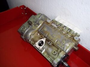 Klicken, um das Bild zu vergrößern Sie haben was zu verkaufen? Selbst verkaufen 6 Zyl. Deutz F6L912 Einspritzpumpe PES6A80D410/3RS2527