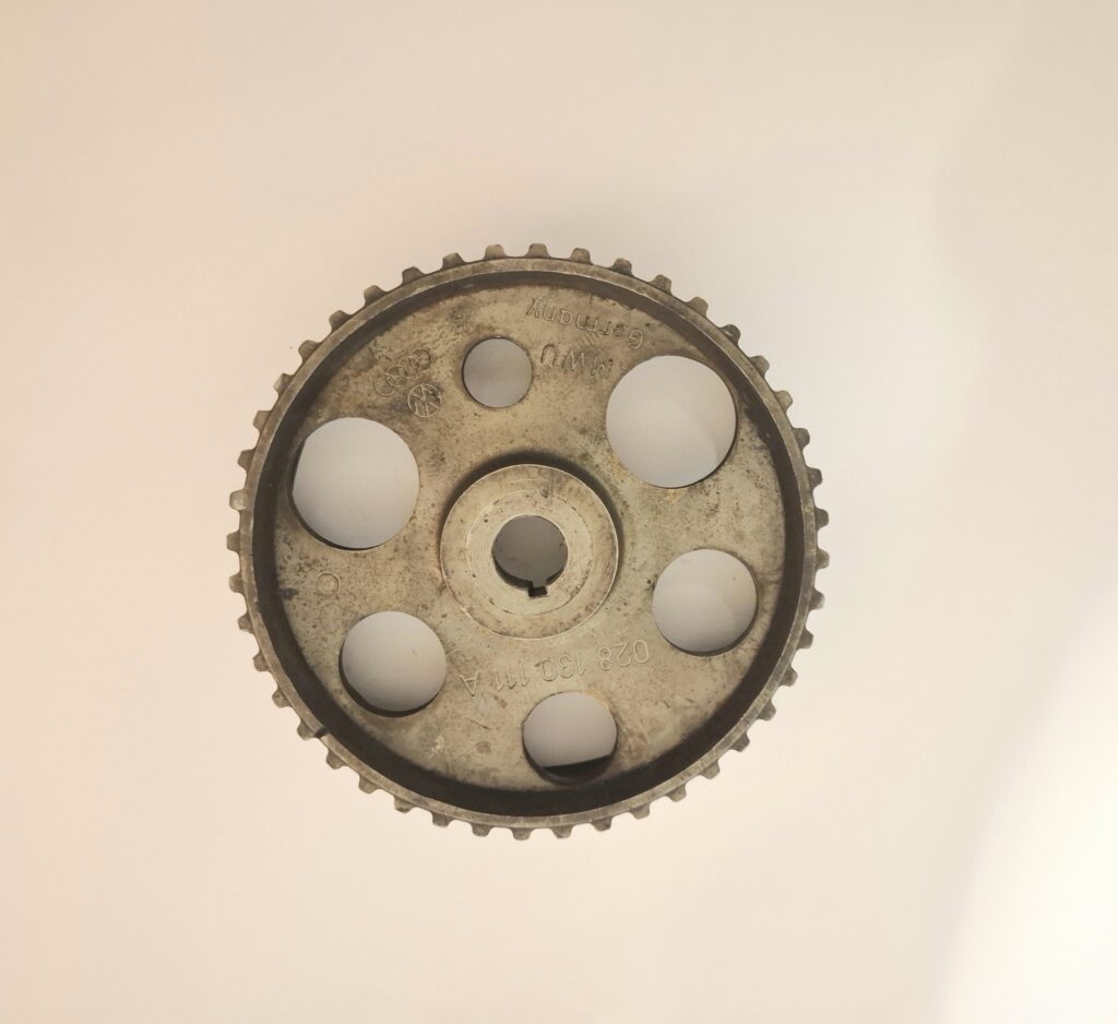 Zahnrad Riemenscheibe Zahnriemenscheibe Stirnrad Zahnriemenrad (44 Zähne) geeignet für Caddy Golf 3 Industriemotor Passat B4 und B5, Polo Classic Sharan Vento 068130111A